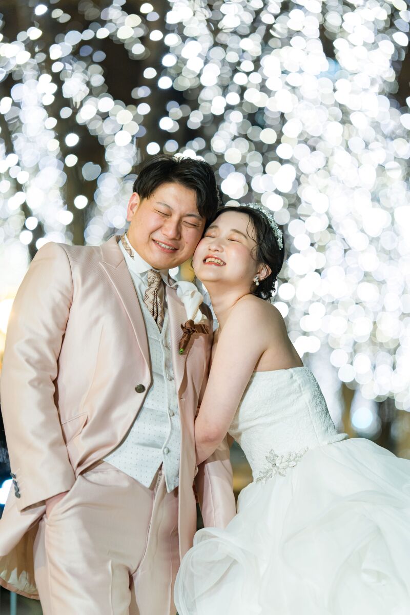 イルミネーションを背景に