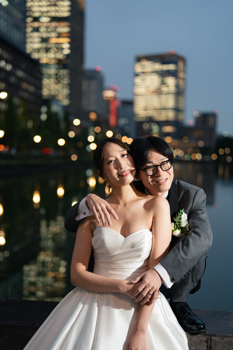 和田倉門近くのお濠と夜景を背景に可愛いポーズで♡