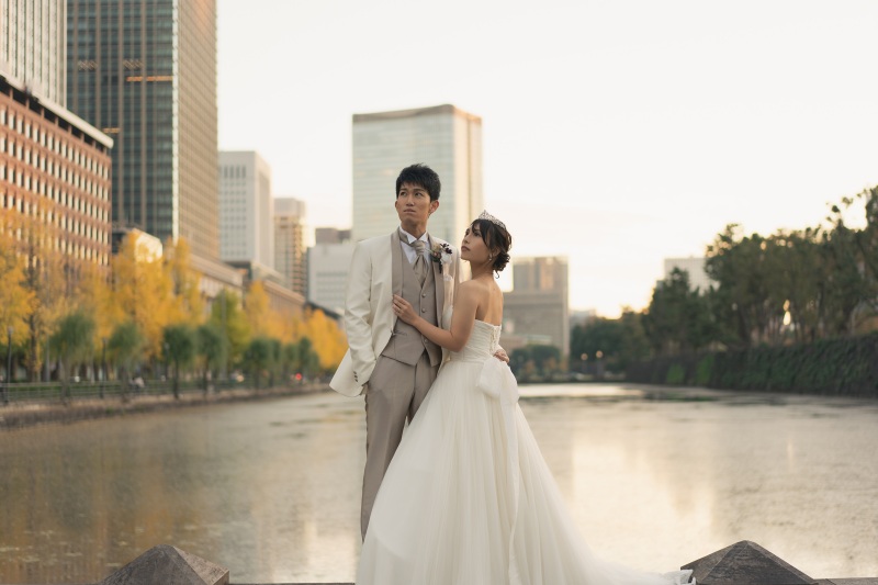 紅葉を背景にウエディングフォト