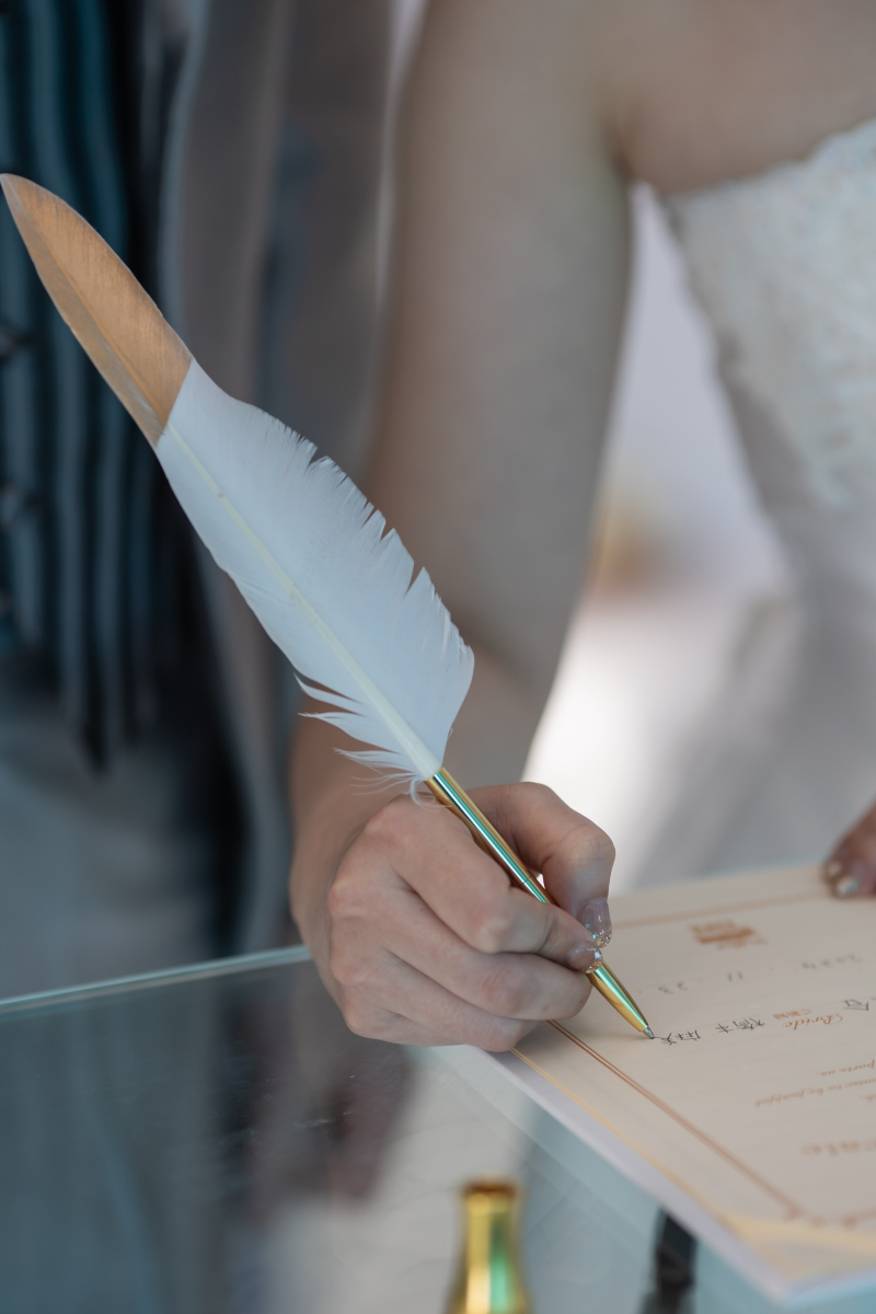 結婚証明書にサイン