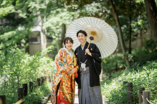 はじける笑顔のカップルの日本庭園ロケ