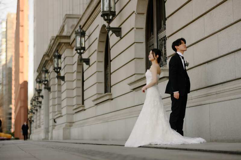 明治生命館前で