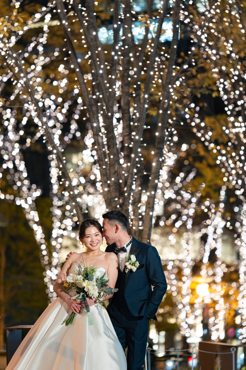 囁くようなポージングもウェディングフォトならでは