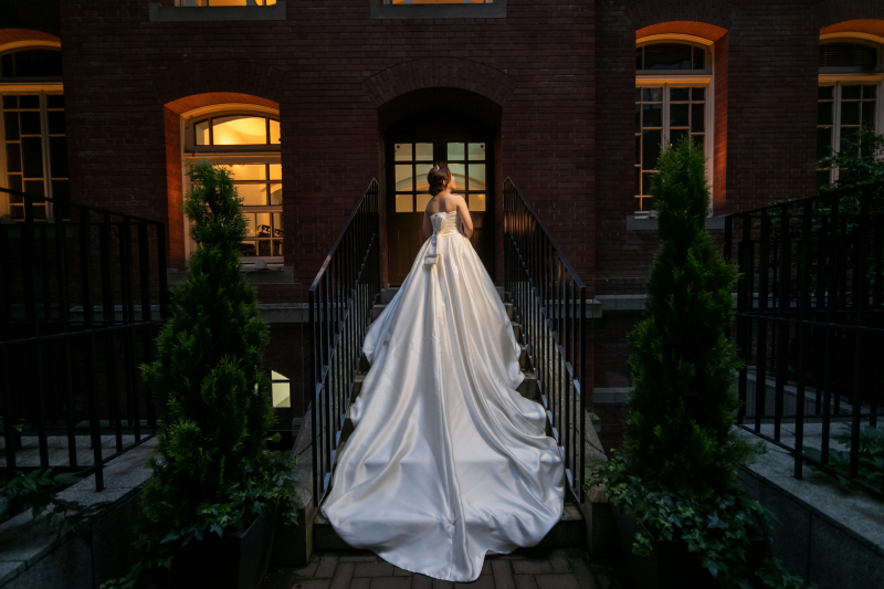 ドレスのデザインが映える