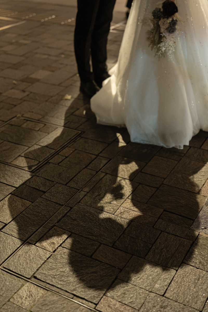 仲通りの石畳に映るロマンティックなシルエット写真