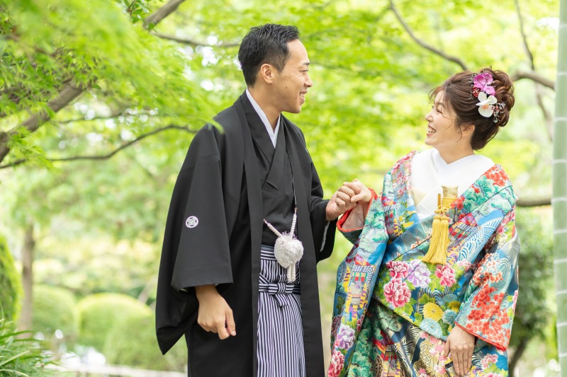 緑の中で鮮やかなお着物