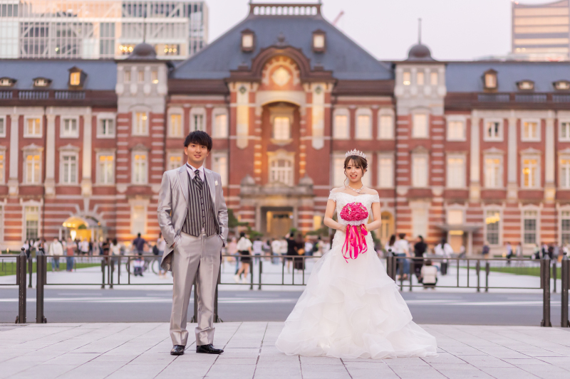 明るめの東京駅前にて