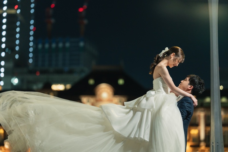 東京駅前でドレスを靡かせたショット♡