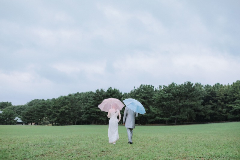 可愛らしい傘を使って