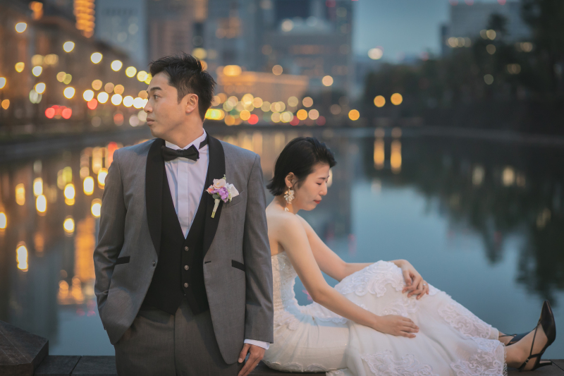 橋の欄干に腰掛けて