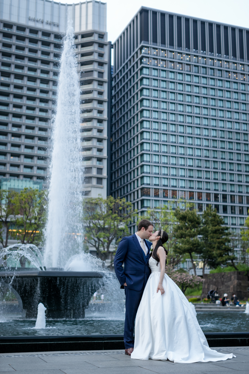 大きな噴水をバックにキスシーン♡