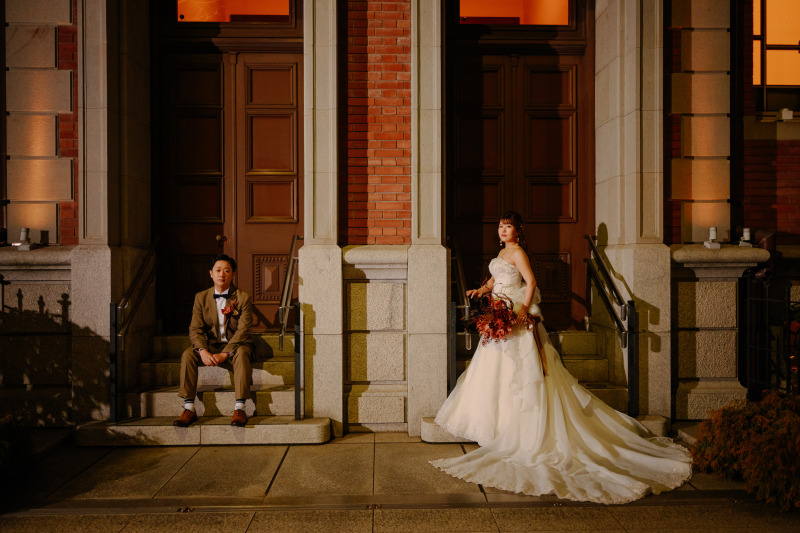 三菱一号館美術館の前で