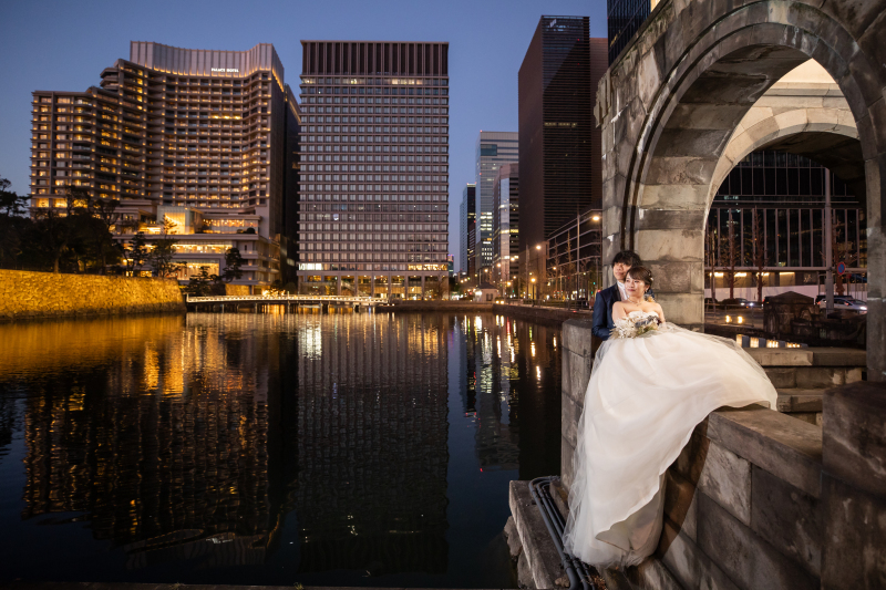 オレンジ色に灯る外壁をバックに♪