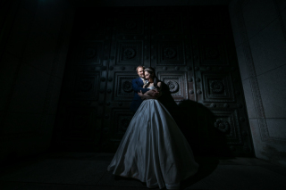 明治生命館の鉄門前で絵画のような一枚