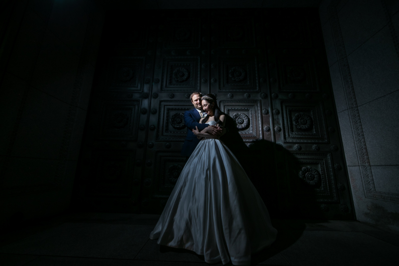 明治生命館の鉄門前で絵画のような一枚