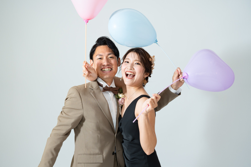 カラフルな風船に囲まれた幸せなひととき