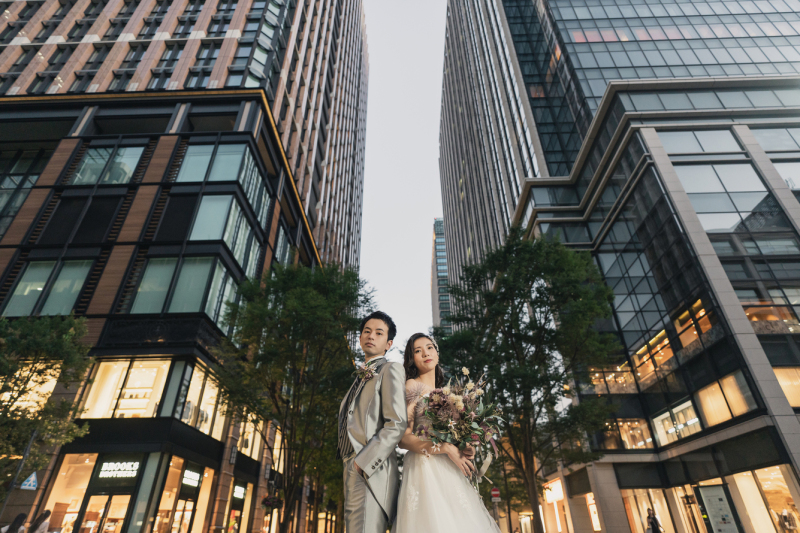 モダンなビルの谷間で