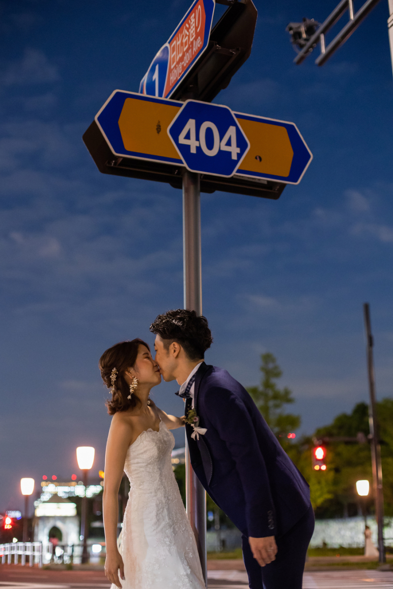 いつもの標識も海外の街角のように