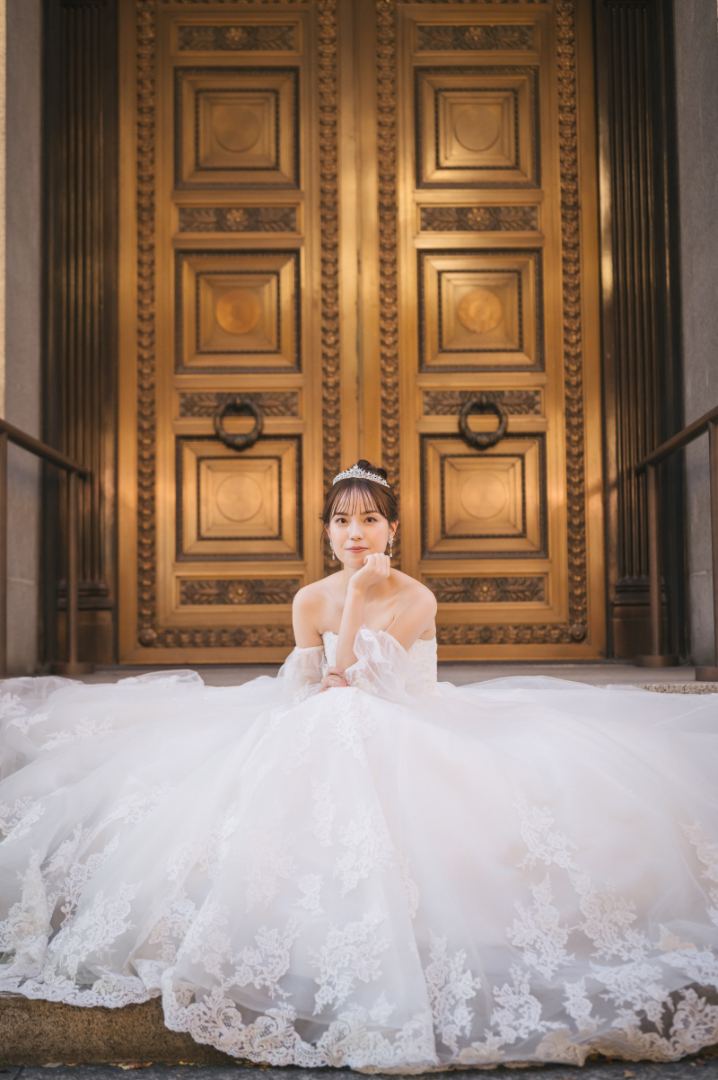 三井本館の黄金の扉の前で、ご新婦のソロショット♪