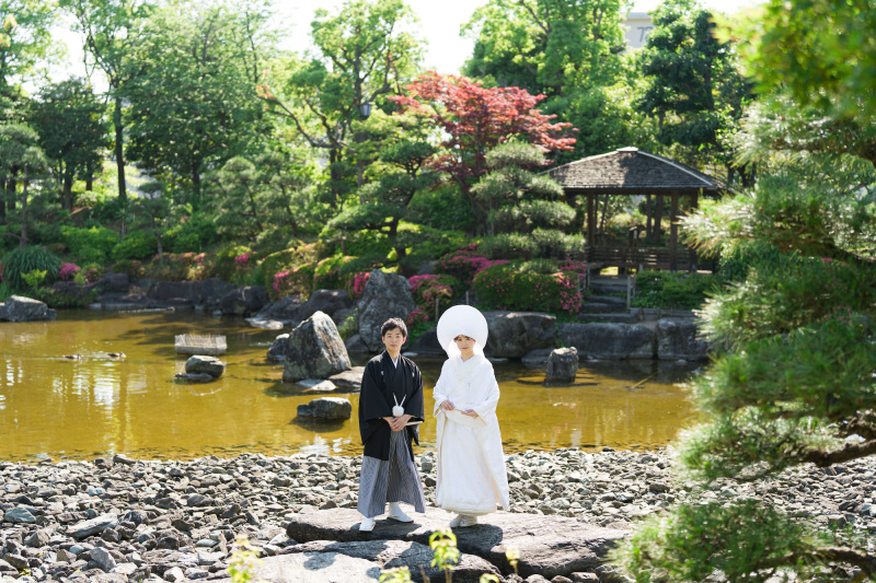 白無垢にオプションの綿帽子をつけて伝統的な花嫁に
