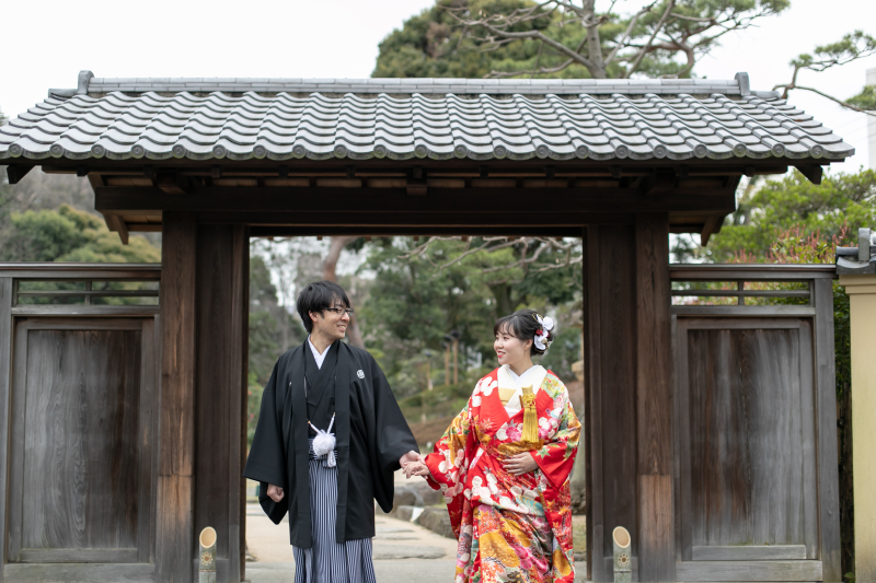 肥後細川庭園の門の前で