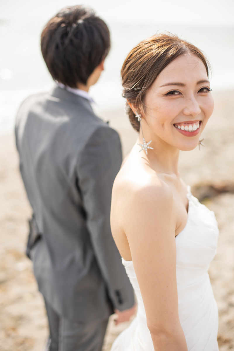 砂浜を歩くお二人