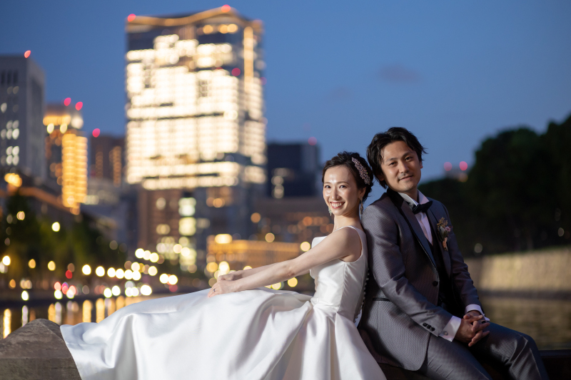 キラキラなビルをバックに！