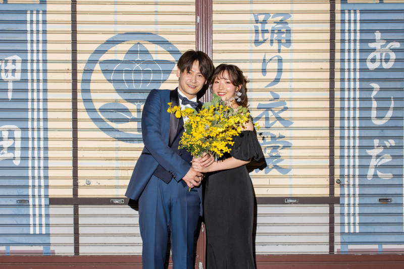 明るいミモザのブーケがアクセント！