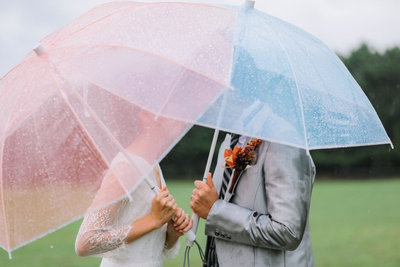 オシャレに傘を使って