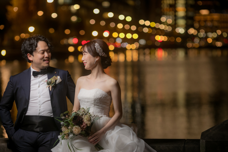 色とりどりの夜景の中で微笑み合うお二人