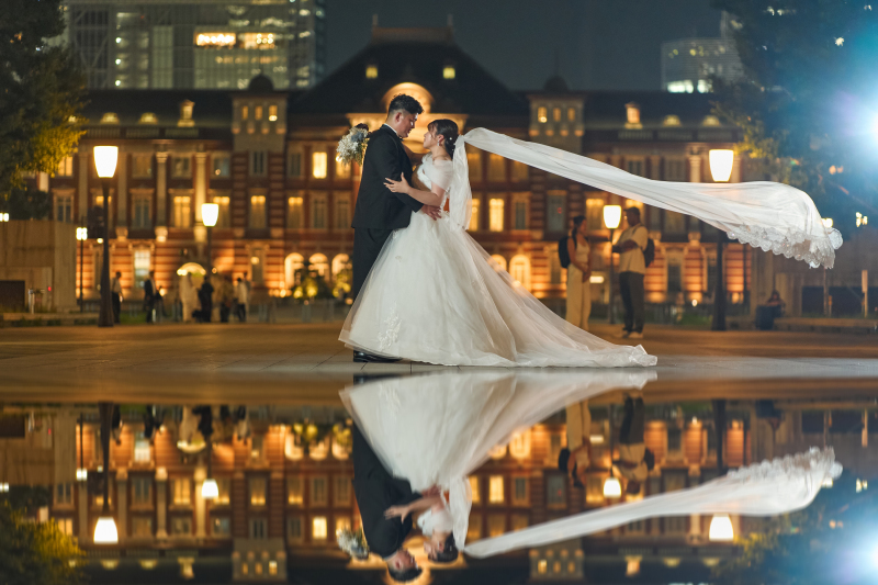 東京駅をバックに