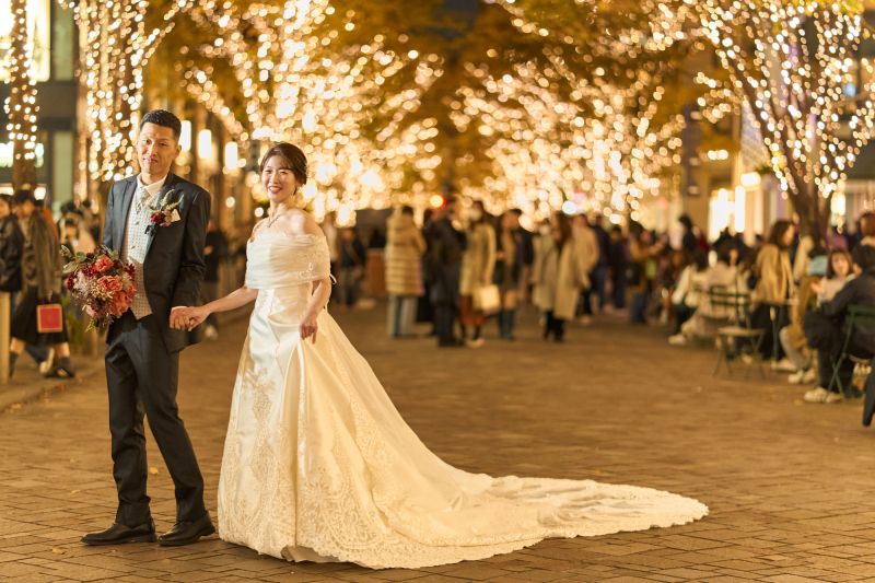 手に手を取り合ってイルミネーションの並木をお散歩