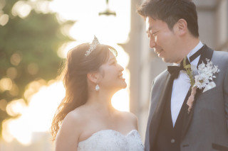 緑が映える和装とサンセットが印象的な洋装