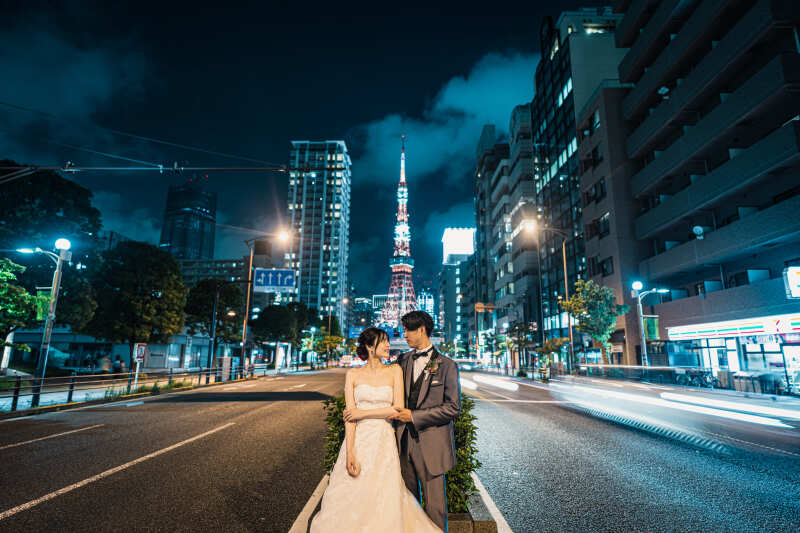 TOKYOのシンボル前で