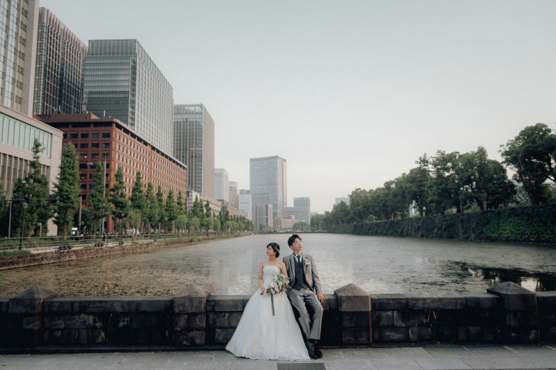明るい時間の和田倉橋で、お濠を背景にしたショット