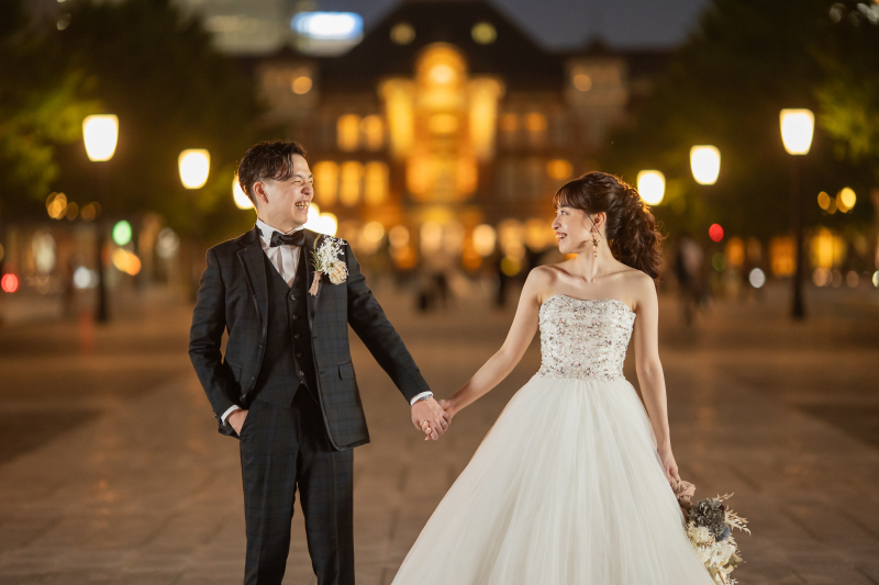 東京駅前で手つなぎショット♡