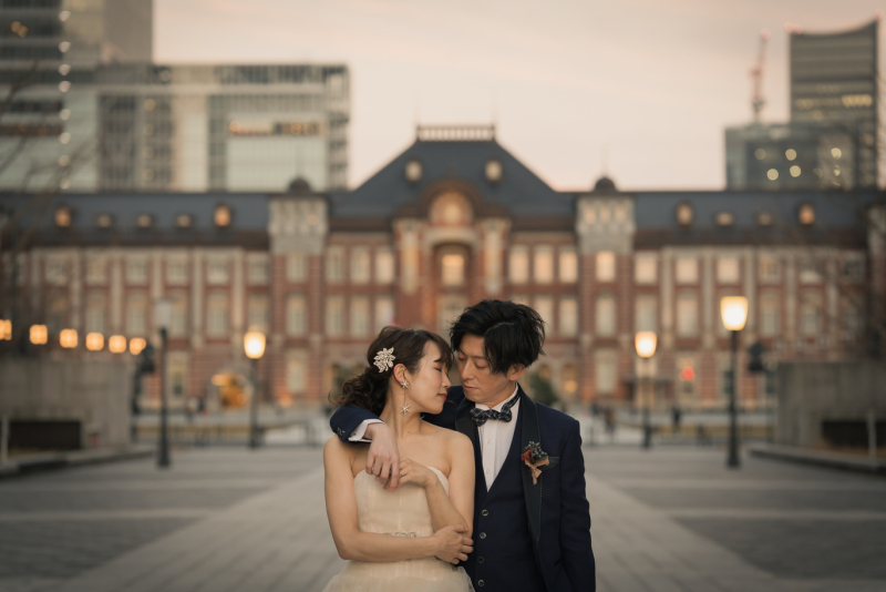 まだ明るい東京駅前で…