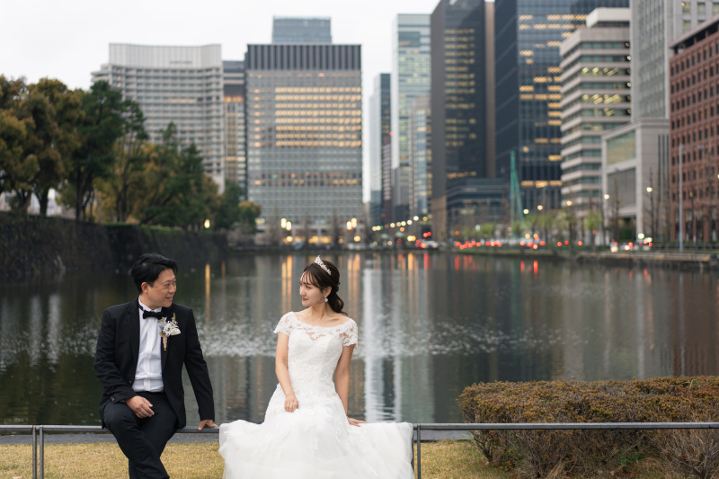 和田倉門近くのお濠を背景に