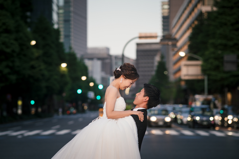 街中のハグショット