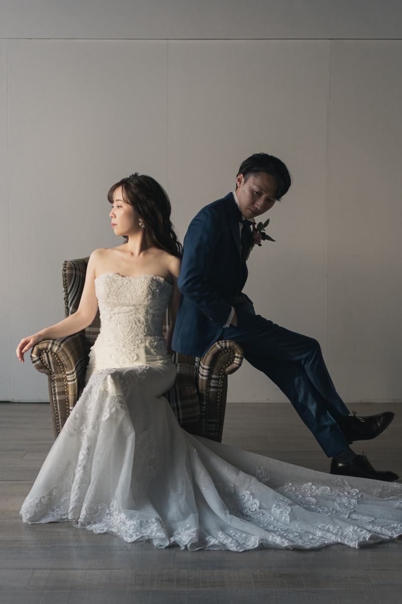 まずはスタジオで。ソファを使ったポージングが素敵