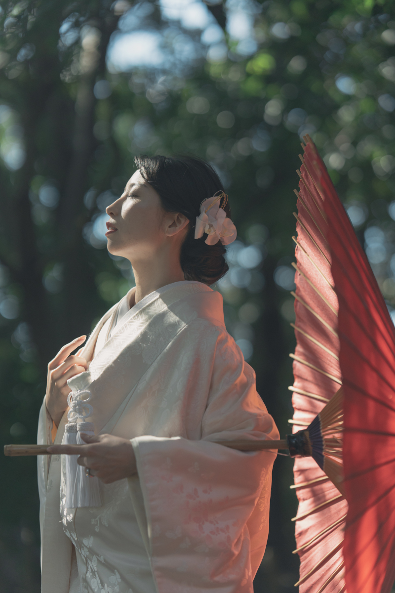 白無垢と番傘のコントラスト