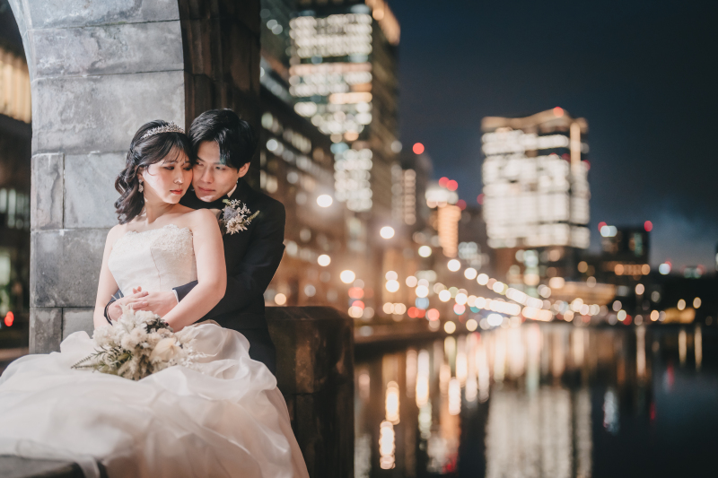 和田倉門の夜景を背景に