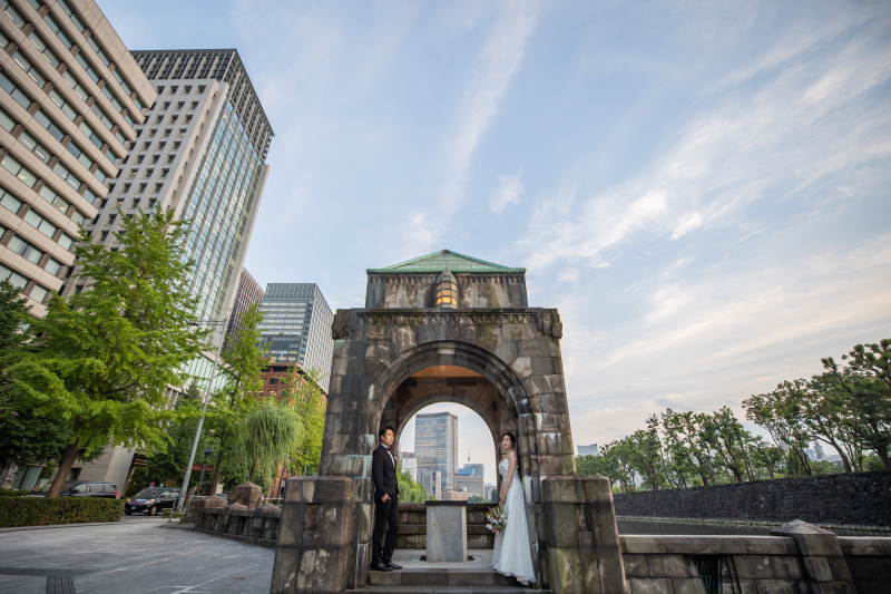 明るい時間帯にシンプルなポージングで