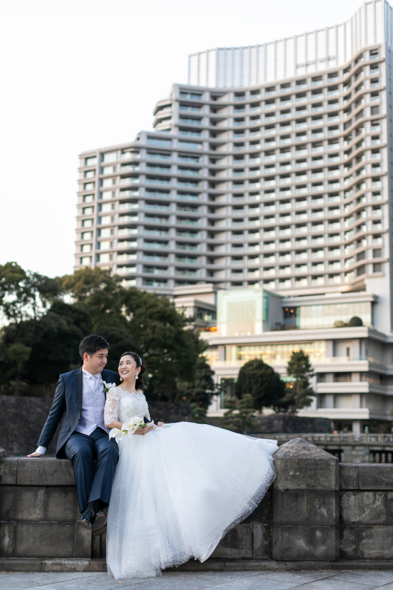 パレスホテルを背景に…