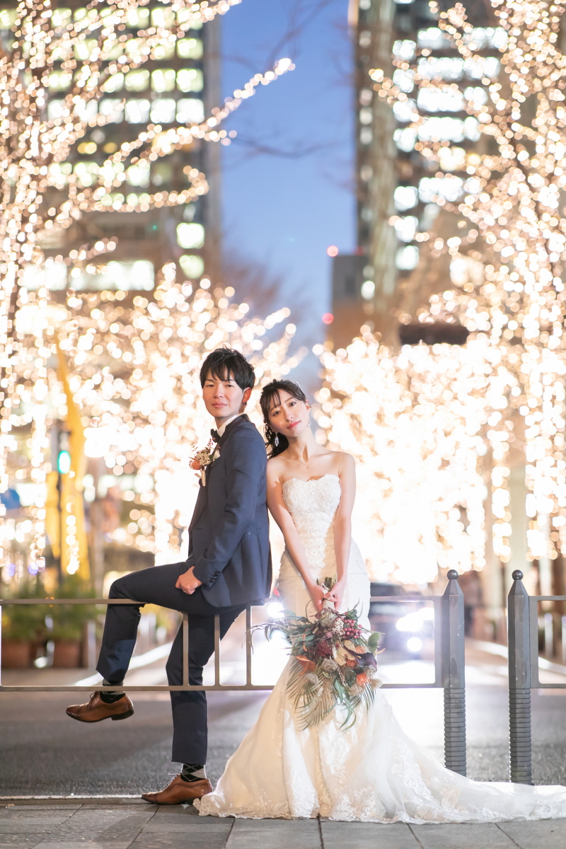 イルミネーションをバックに可愛いポージング