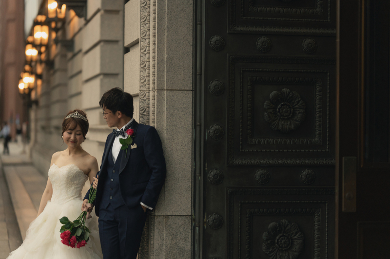 重厚な鉄門前で