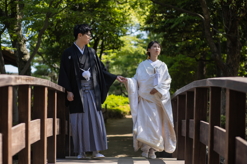 橋の上で手を引き合うお二人♡
