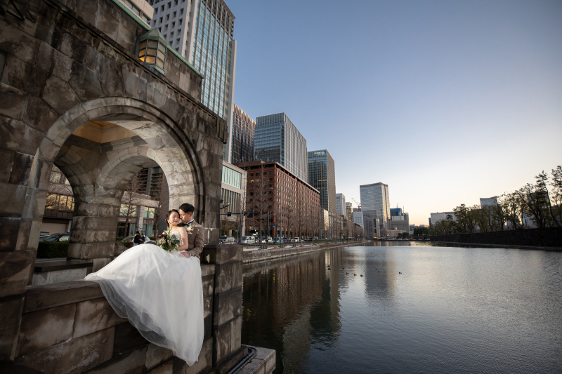 腰掛けバックハグポーズ