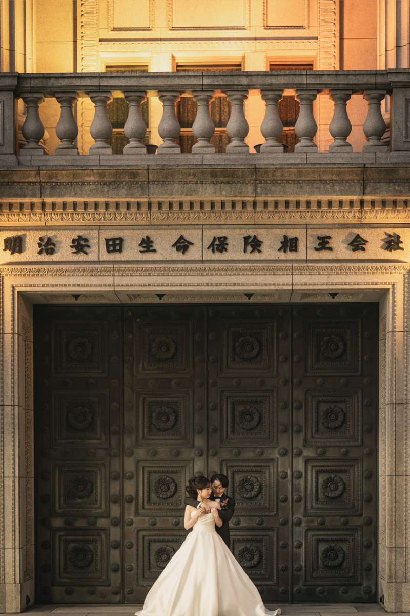 鉄門とバルコニーの装飾が重厚な雰囲気