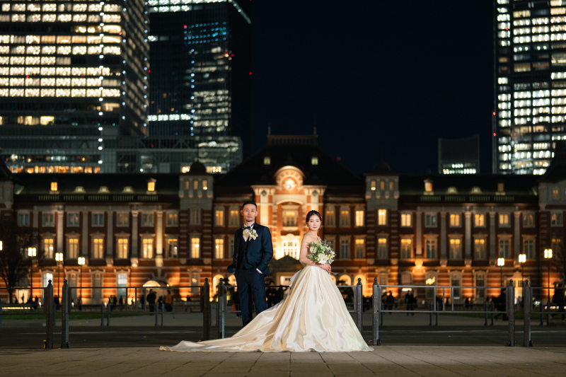 ウェディングドレスの美しさを引き立たせるポーズで